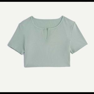Solid ribbed notch neck cropped tee.
